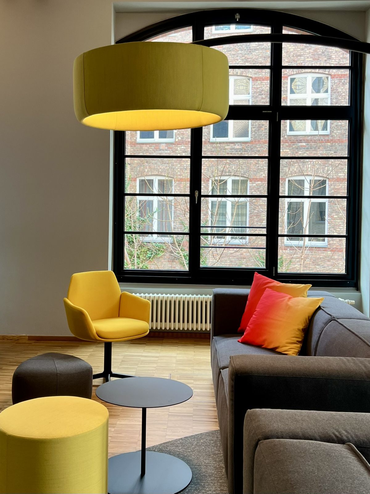 Gelber Sessel als Farbakzent in der Lounge-Zone