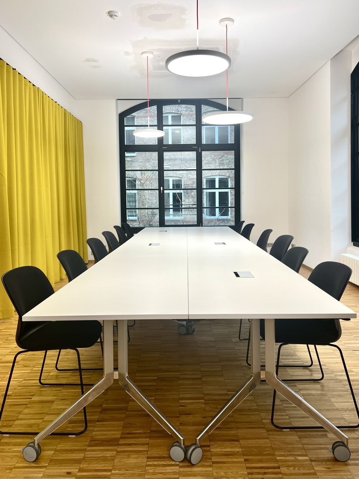 Meetingraum mit Vorhängen als flexibler Raumtrennung