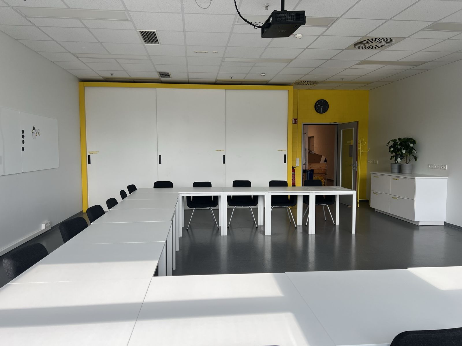 Heller Schulungsraum mit flexibler Bestuhlung