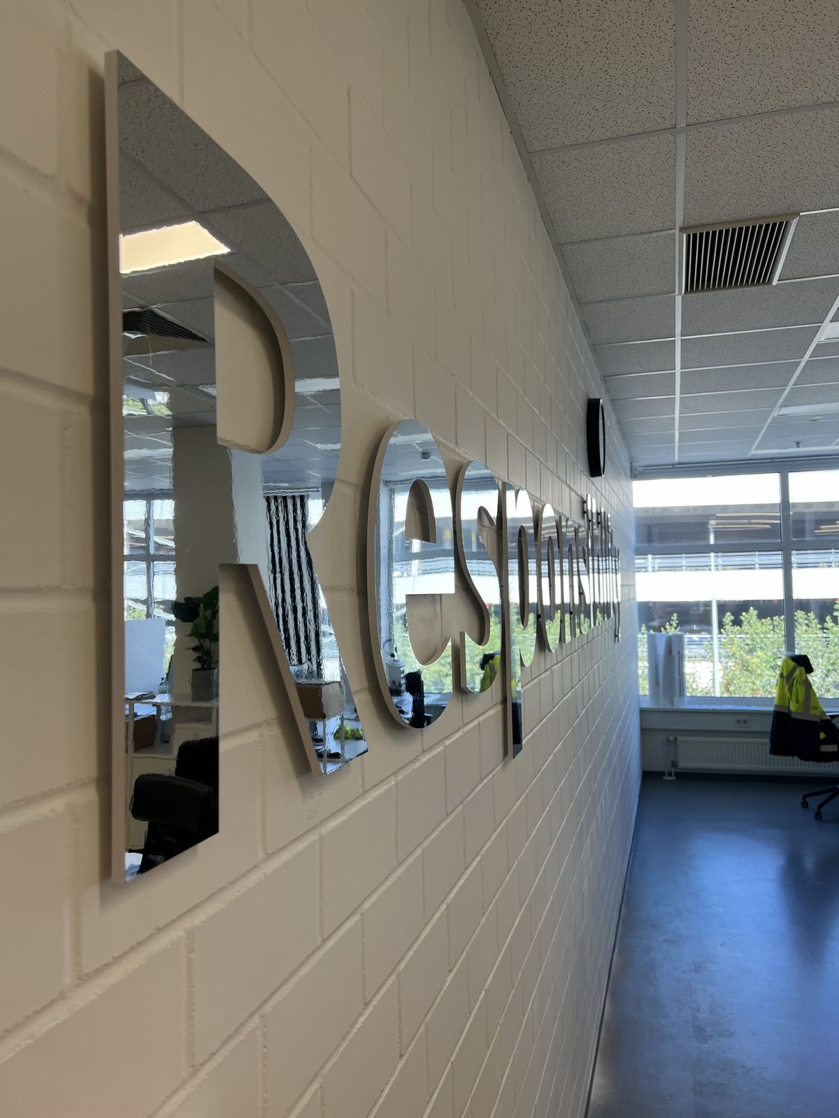 Flurbereich mit Responsibility-Schriftzug an der Wand