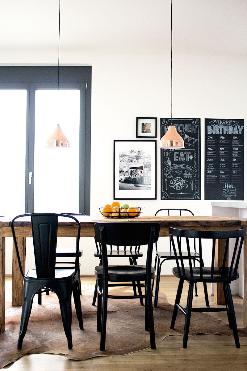 Privatwohnung Berlin: Essbereich mit warmem Holzinterieur und modernem Design