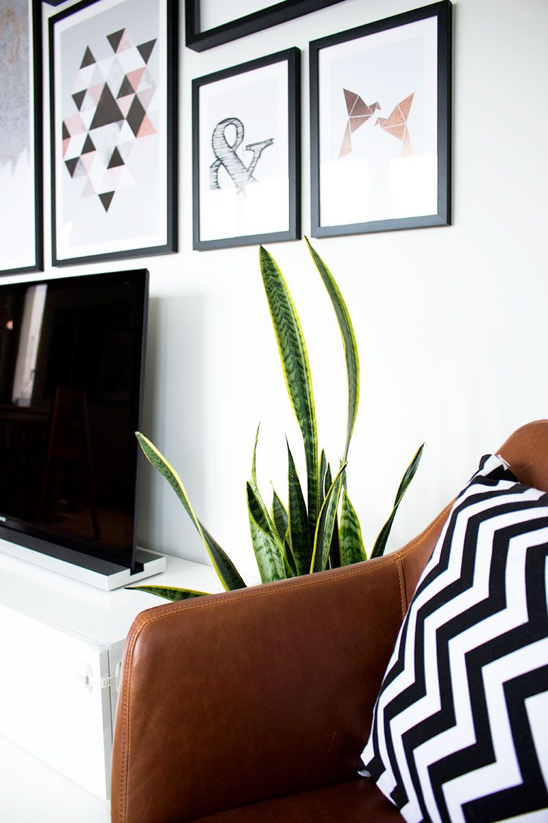 Wohnzimmerdetail mit Regal, Bücher und warmen Materialien in gedeckten Farben