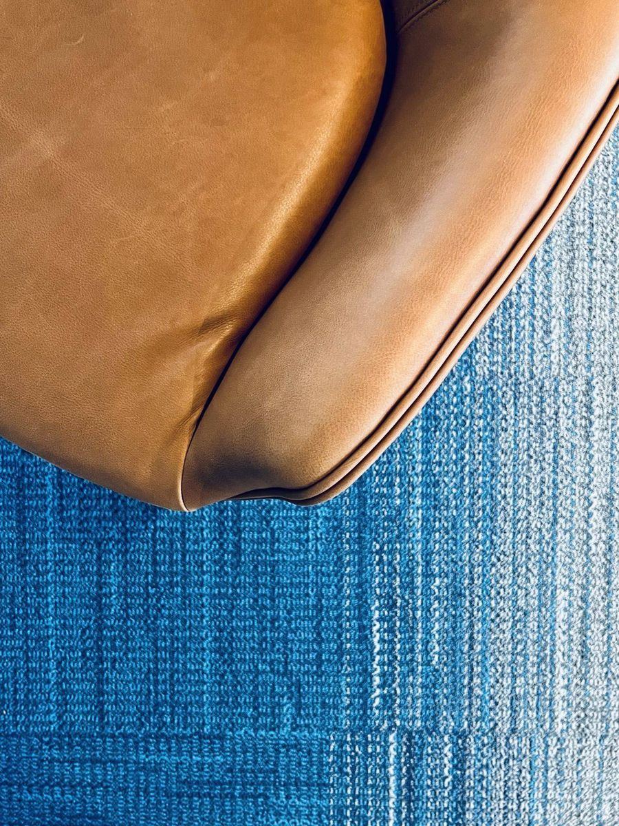 Detailansicht eines Ledersessels mit hochwertiger Verarbeitung