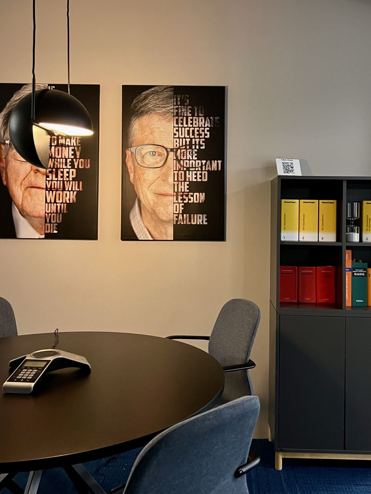 Besprechungsraum mit großem Tisch und professioneller Einrichtung