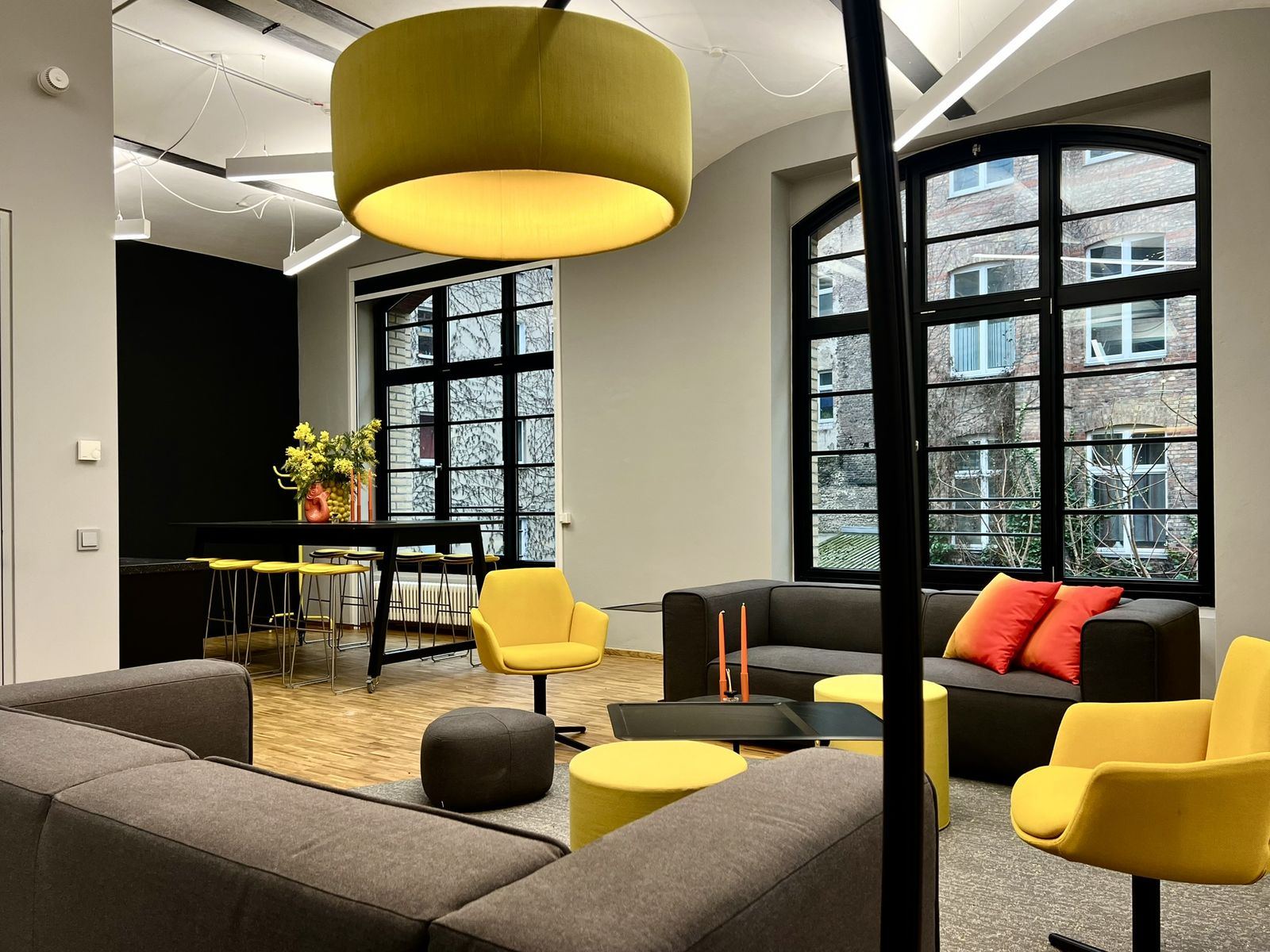 Amberra HQ Berlin - Workplace Design im historischen Gewölbegebäude