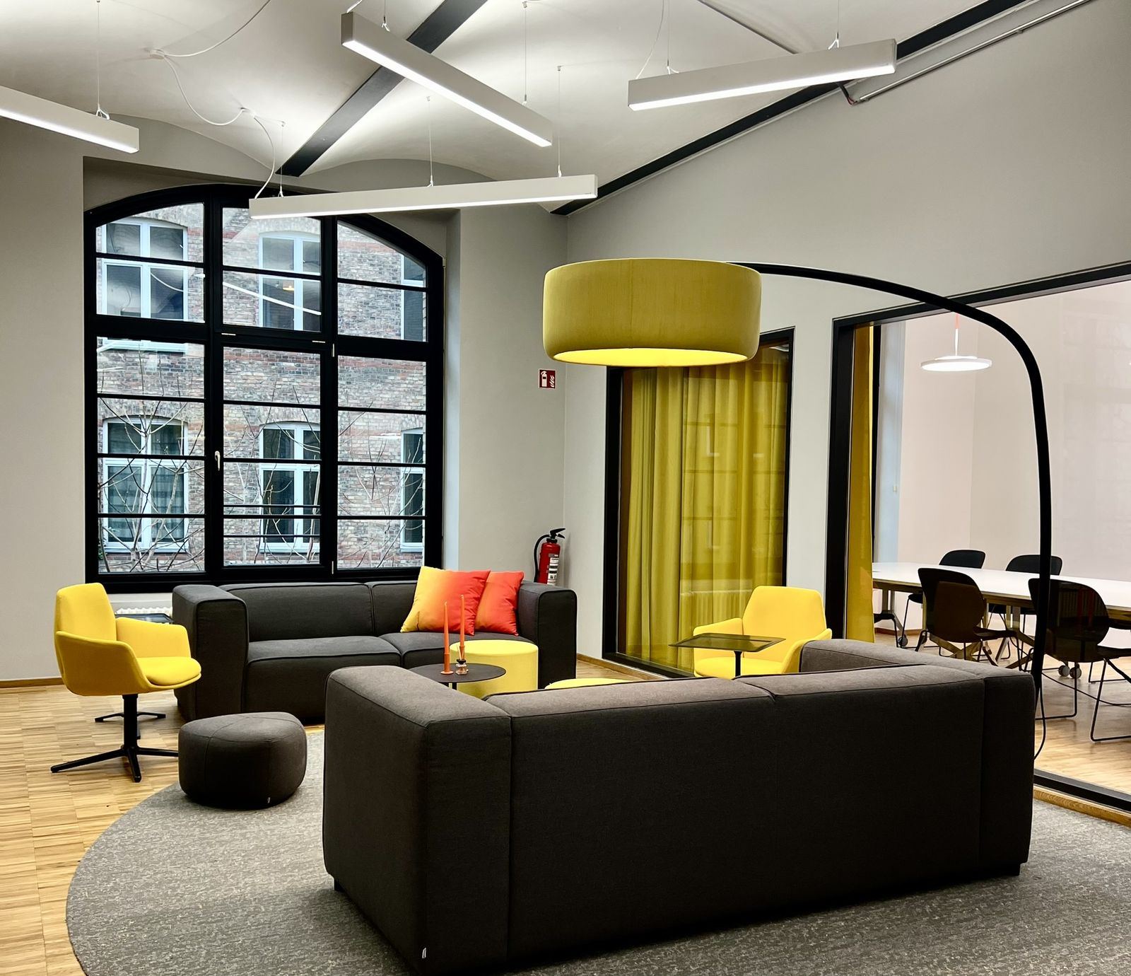 Offener Arbeitsbereich mit Blick durch den gesamten Raum