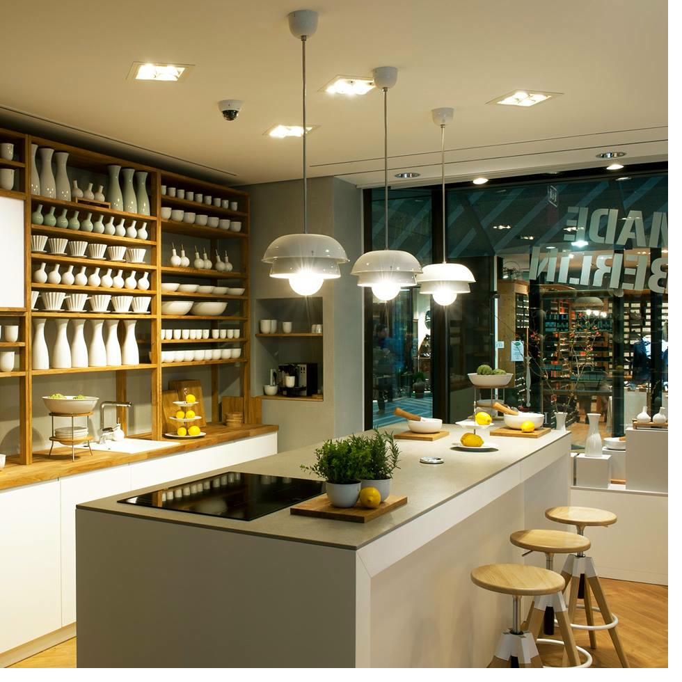 Lab-Bereich mit Hockern und Workshop-Atmosphäre