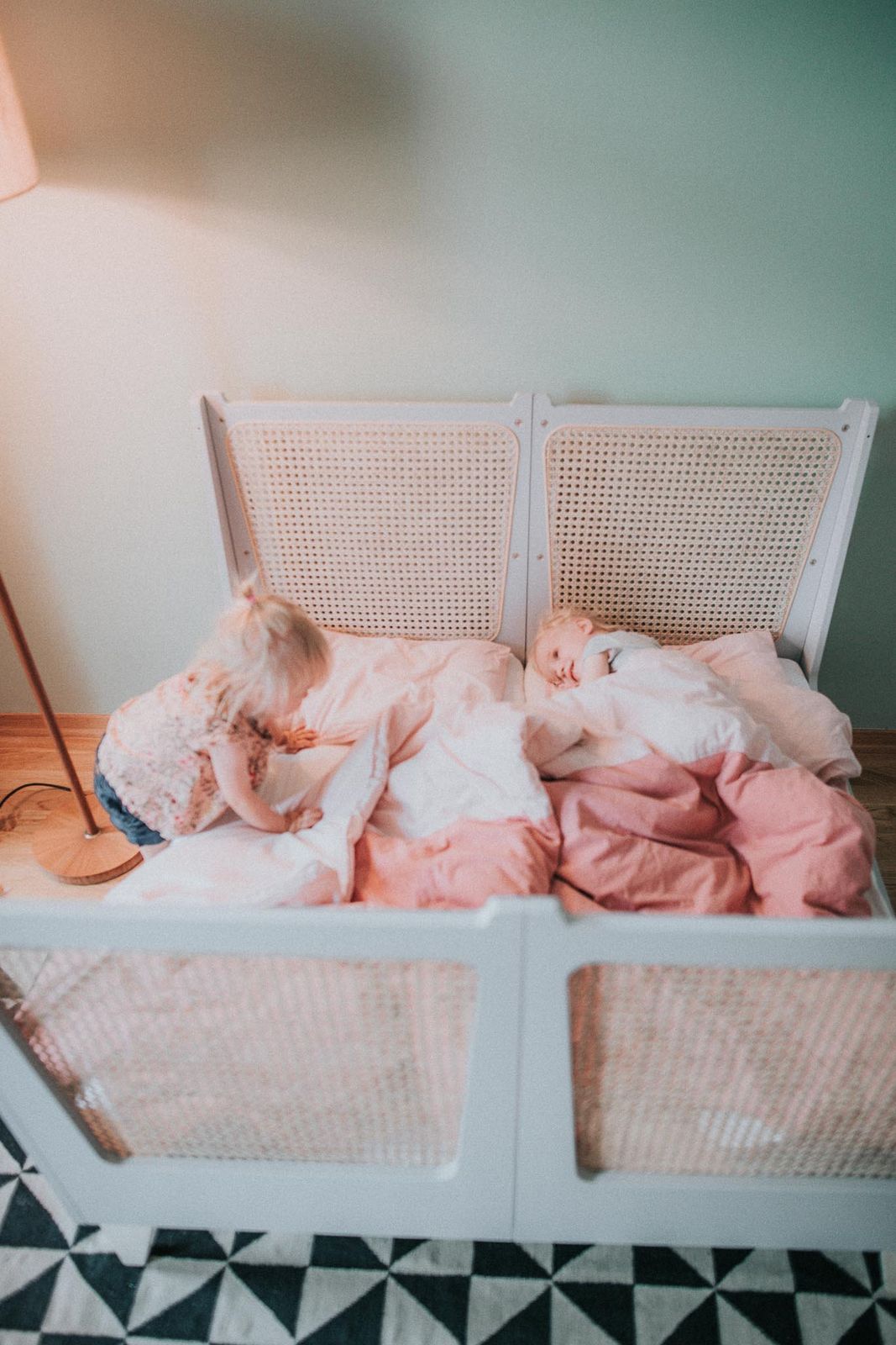 Zwillingsbett von oben fotografiert, zwei Matratzen nebeneinander mit Wiener Geflecht umrahmt