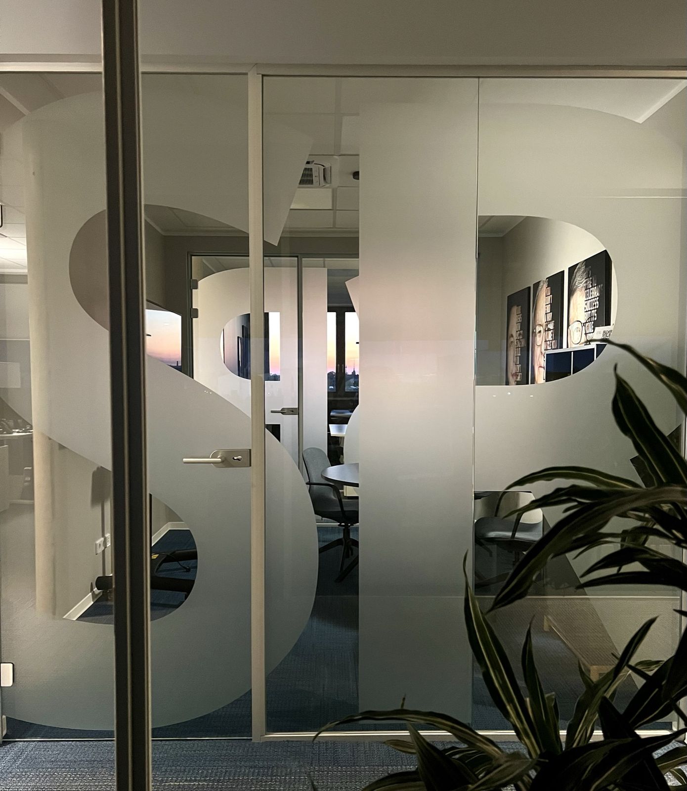 Glastrennwand zwischen Besprechungsraum und Flur für Transparenz